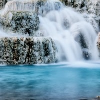 Le Terme di Saturnia sono una fonte d’acqua sulfurea a 37,5°dove immergersi per bagni rigeneranti in totale relax. Un acqua curativa per la pelle, depurativa per il fegato e agisce come un vasodilatatore sull’apparato cardio-circolatorio e respiratorio.